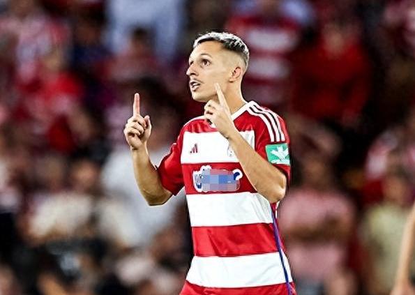 半岛体育app登录 -Rookie回归赛场，出色防守首场状态亮眼，巴塞罗那观众沸腾！(和平地铁逃生旧辞)